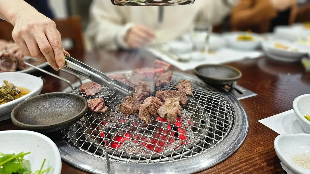大腸癌的高危險族群包括喜愛燒烤、肉類及高脂肪食物卻很少進食蔬菜水果的人，以及具有大腸癌家族病史的族群。（示意圖／Pixabay）