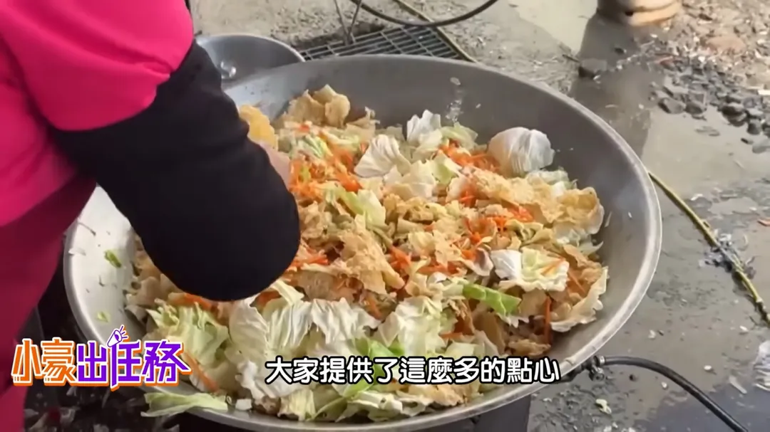 遶境沿途「吃不完的點心補給」(圖/翻攝自小豪出任務)