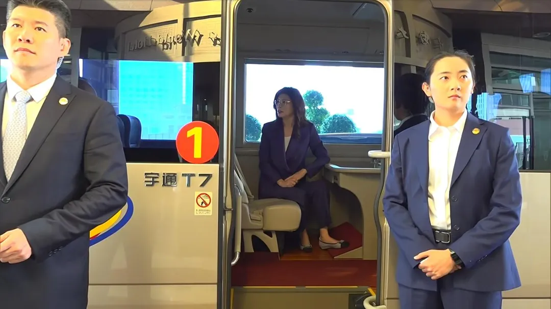 鄭麗文乘坐接駁巴士，圖右可見女隨扈。(圖/中天新聞)
