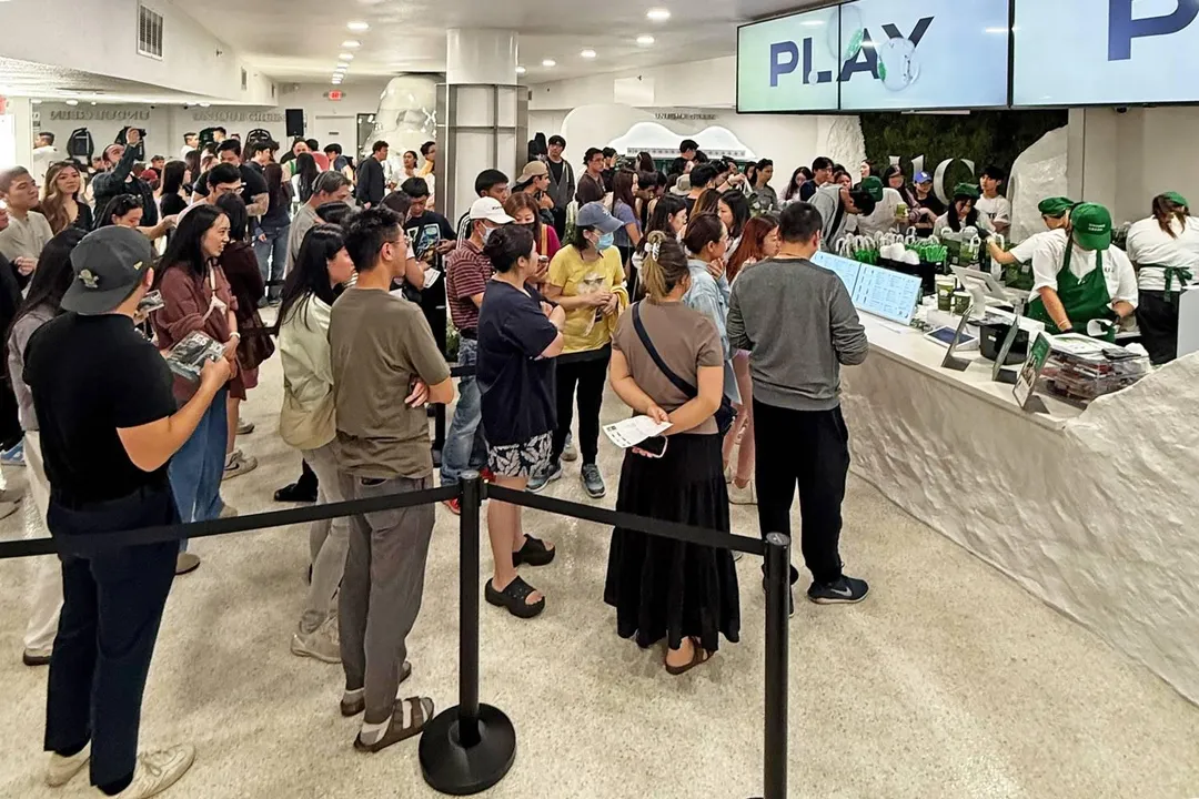 台灣手搖飲品牌近年積極布局海外市場，其中由老字號「歇腳亭」母公司開設的新品牌UG Tea，近期在美國多地掀起排隊熱潮，不僅門市外經常出現長長人龍，其主打「每賣出1000杯飲料就種一棵樹」的環保行動，也引發關注。隨著銷量攀升，一棵棵樹苗隨之種下，讓消費行為與環境永續產生連結。（圖／UG TEA）