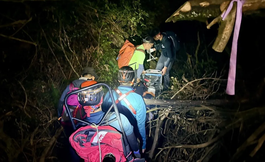 消防人員徒手搬運歷時8.5小時完成救援任務。（圖／翻攝畫面）