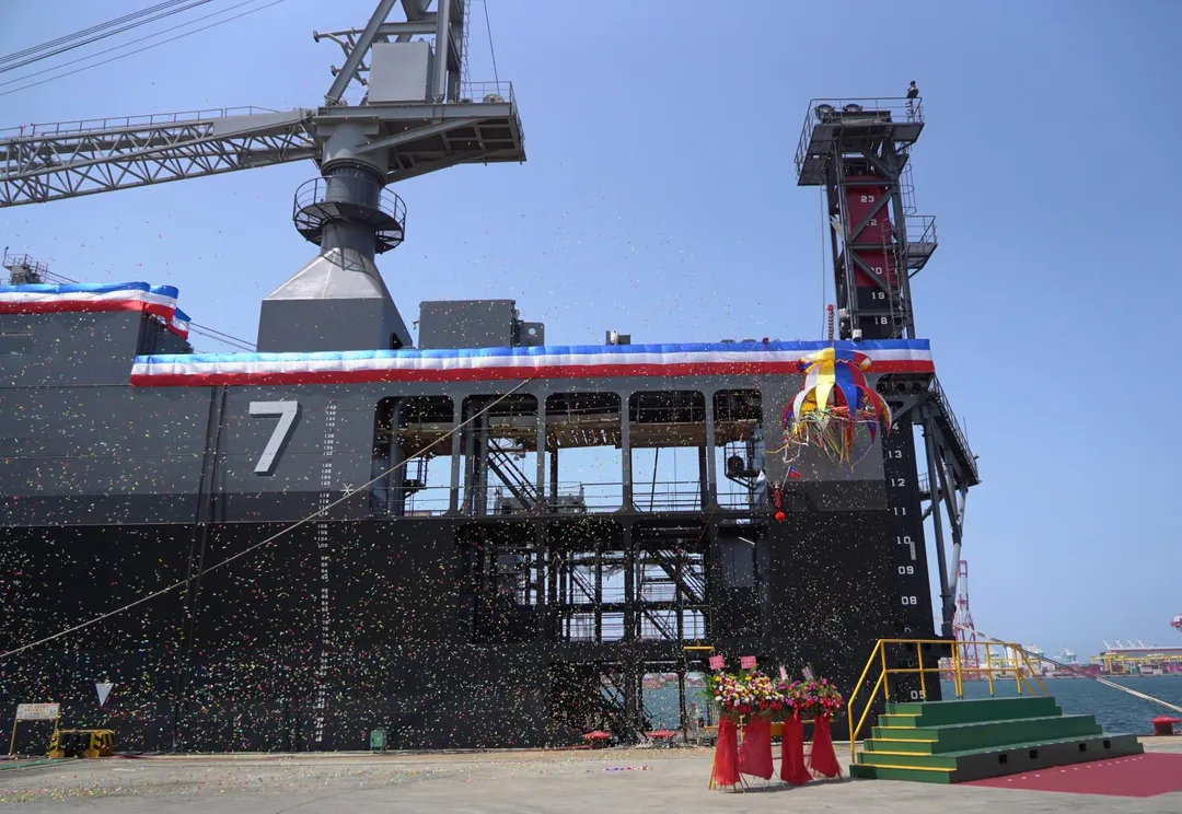 台船舉行海軍新型浮塢下水祈福典禮,圖中可見浮塢後段。(圖/台船)