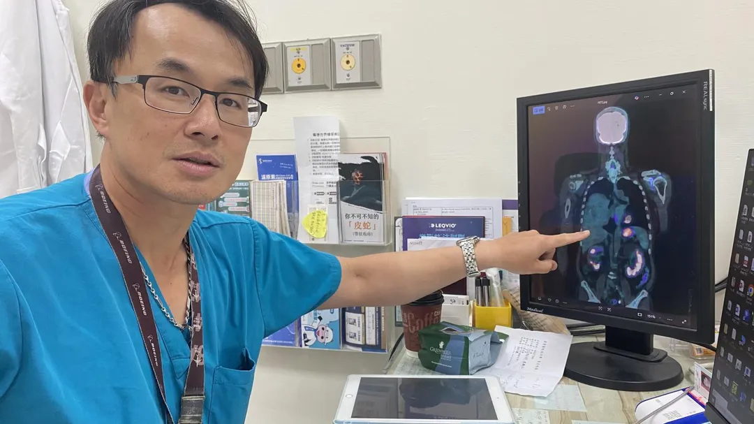 在員榮醫院駐診的秀傳醫院胸腔外科醫師李佳穎副院長，為患者手術切除25公分的肺部腫瘤。（圖／員榮醫院）