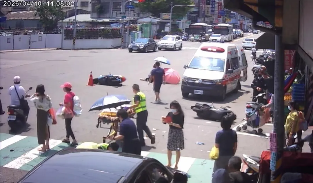 2名騎士倒地不起救護車趕赴現場救援。（圖／翻攝畫面）