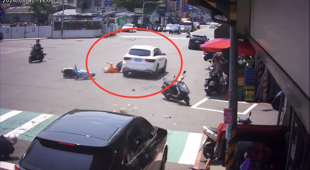 白色賓士車暴衝撞及前方2台機車。（圖／翻攝畫面）