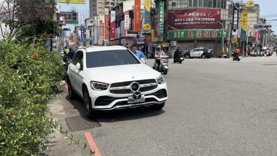 肇事的白色賓士休旅車。（圖／翻攝畫面）