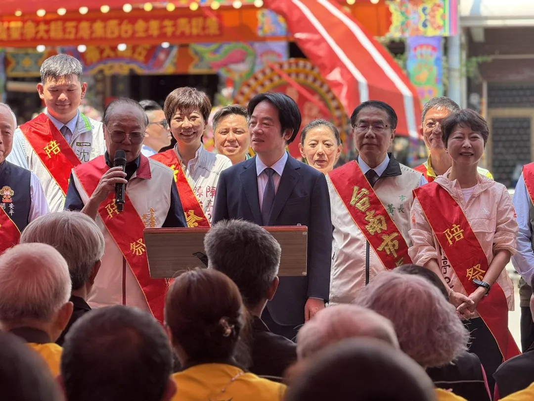 陳亭妃10日陪同賴清德在台南參拜宮廟。（圖／翻攝陳亭妃臉書）
