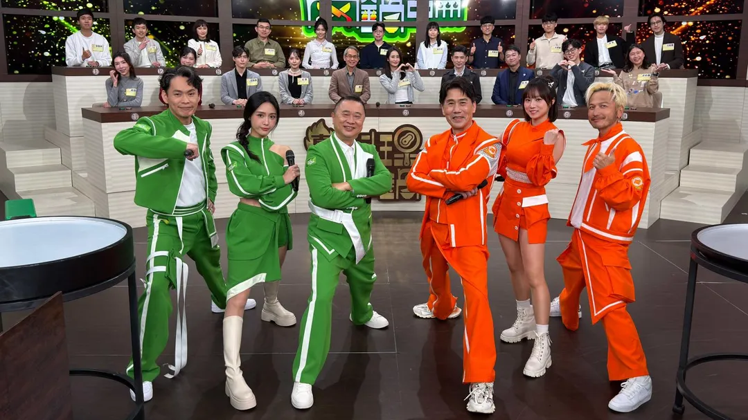 黃鐙輝（左起）、丘涵、邰智源、羅時豐、KID、溫妮一同主持《真料理兩鍋論》。（圖／麥卡貝網路電視提供）