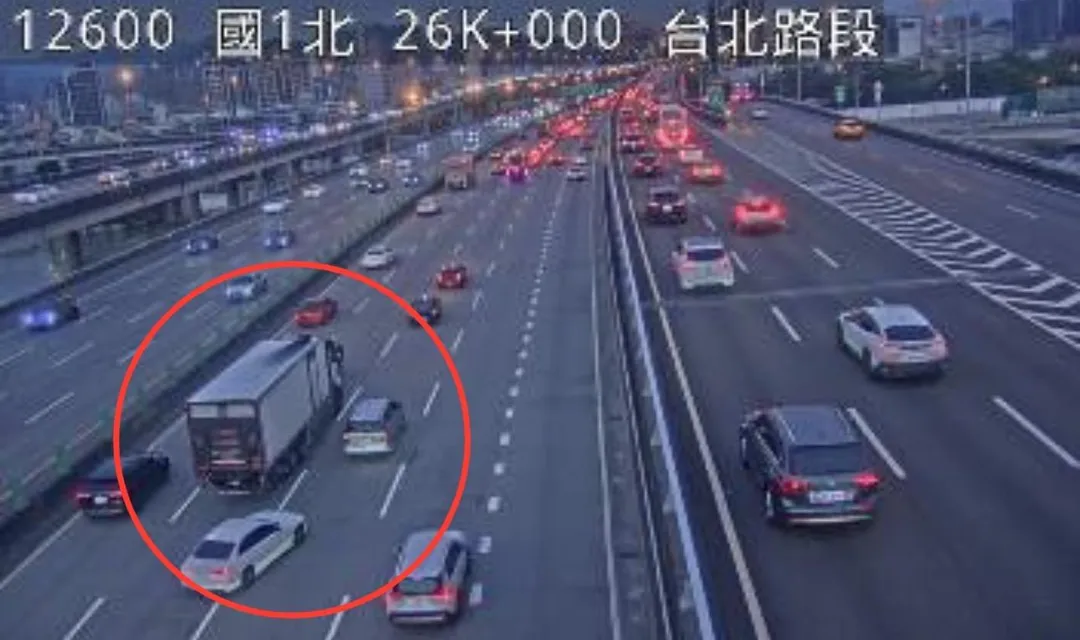 國道1號三重段發生大小貨車追撞車禍。（圖／翻攝自國道公路即時網）