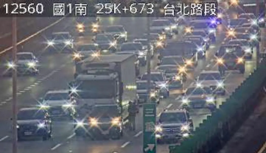 該路段內側車道回堵2公里。（圖／翻攝畫面）