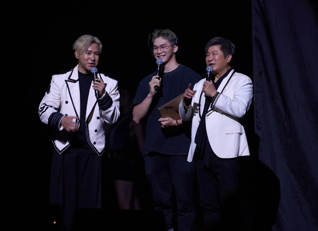 胡瓜（右）與歐漢聲（左）在《鑽石舞台之夜》演唱會介紹璽皓是台灣之光。（圖／懸浮製作提供）