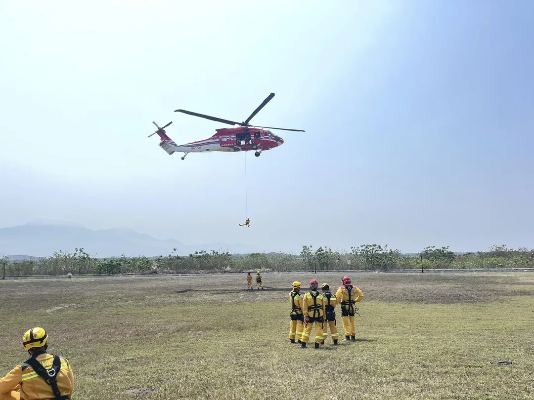 50名森林護管員於4月8日及10日接受UH-60M黑鷹直升機吊掛複訓。（圖／林業及自然保育署屏東分署提供）