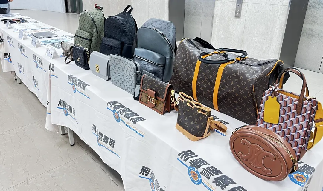 警方查扣大量名牌包等贓證物。（圖／翻攝畫面）