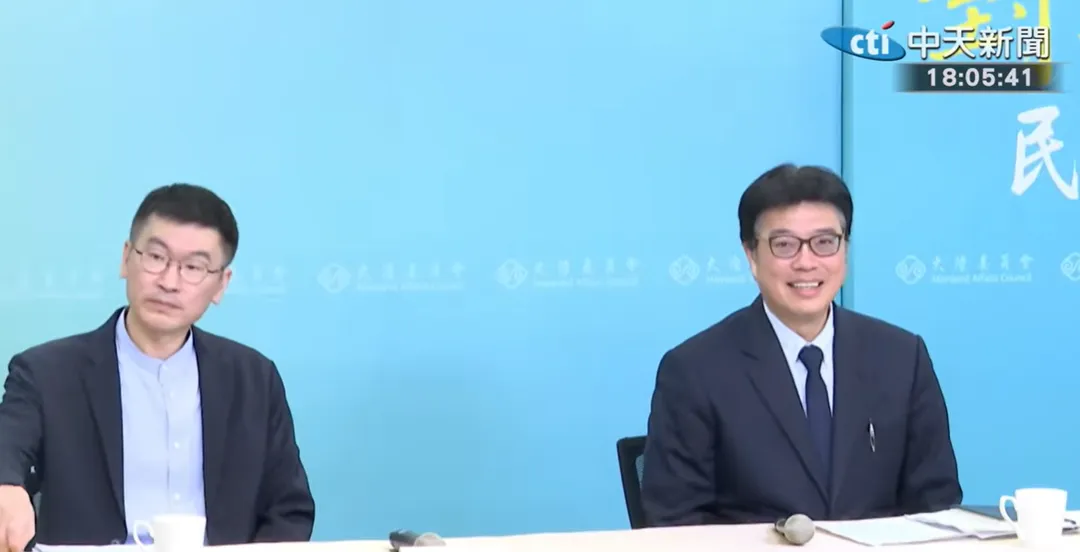 陸委會副主委梁文傑、主委邱垂正10日共同召開記者會砲轟鄭習會。（圖／中天新聞）