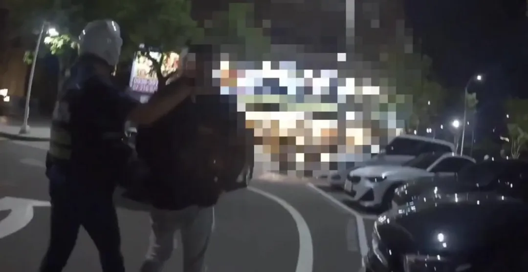 警方到場控制場面。（圖/翻攝畫面）