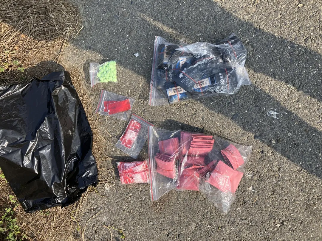 販毒集團在草叢埋包供毒。(圖/警方提供)