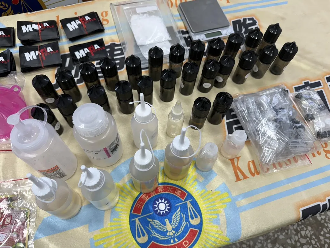 警方查扣毒品咖啡包、愷他命等證物。(圖/警方提供)