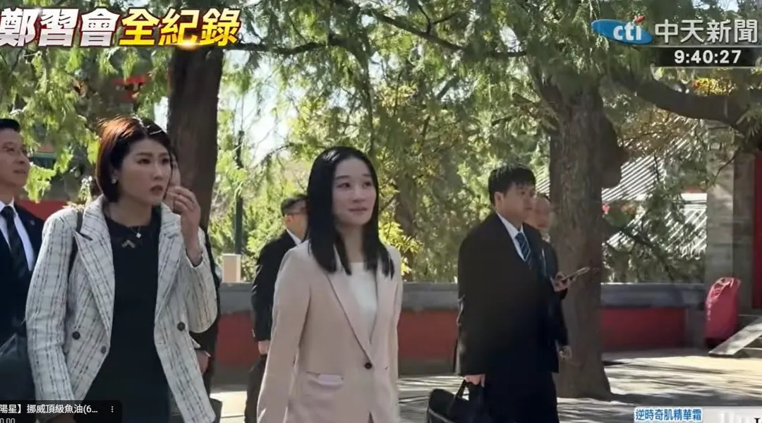 這次隨鄭麗文訪問大陸的國民黨國際事務部主任董佳瑜（右）。（中天新聞）
