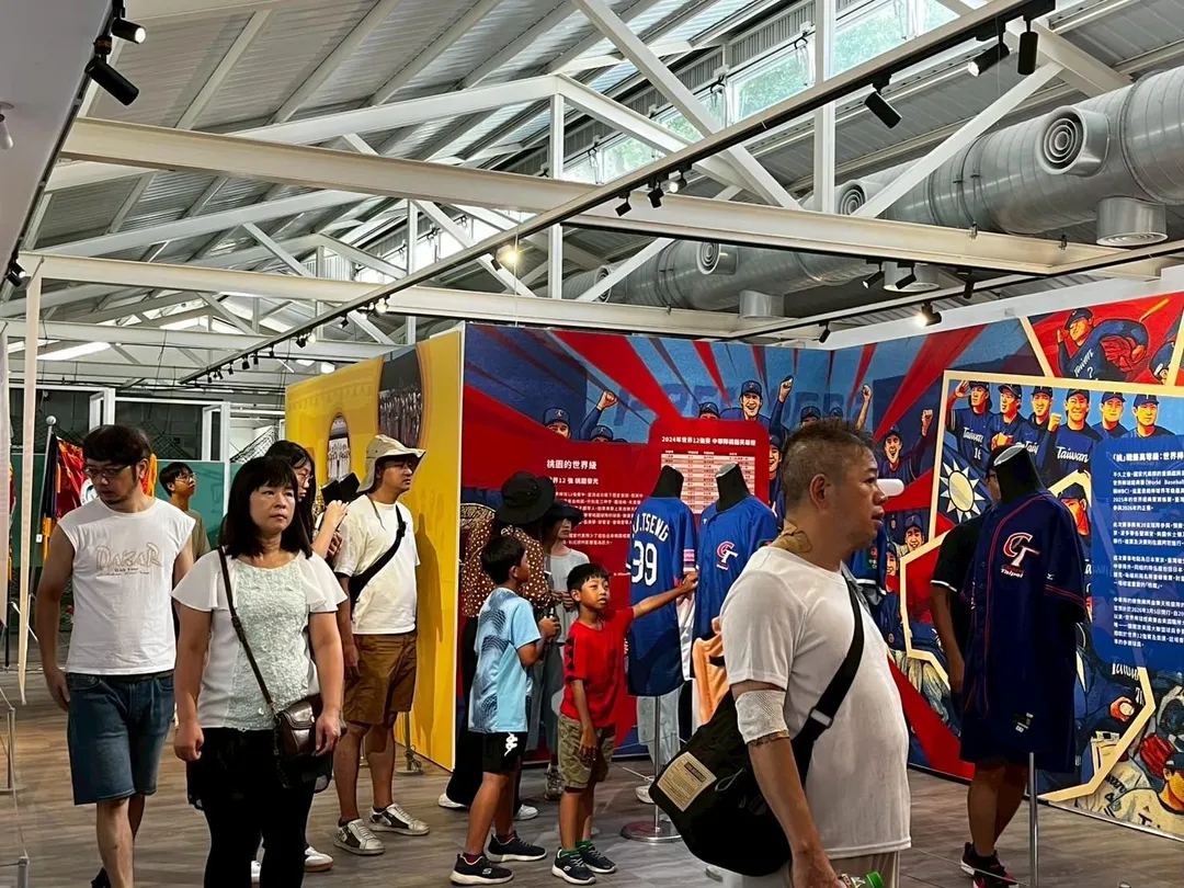 「桃園主場」棒球主題展 展覽人潮。（圖／桃園文化局提供）