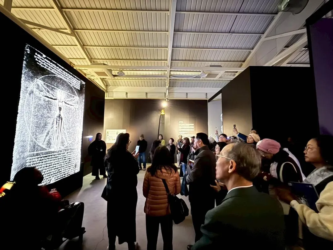 【夏娃克隆系列：林珮淳的AI伊甸園】林珮淳個展 觀展人潮。（圖／桃園文化局提供）