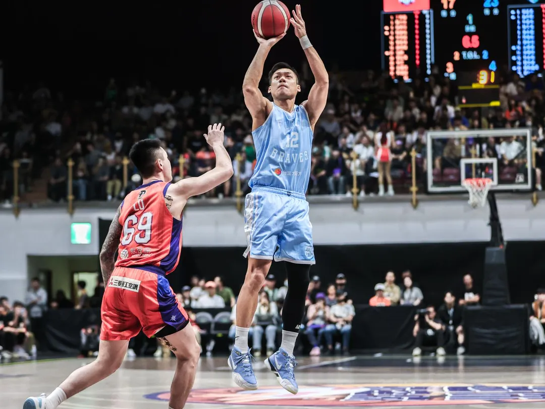 鄭志龍稱讚林志傑對台灣籃球的貢獻。（圖／富邦勇士提供）