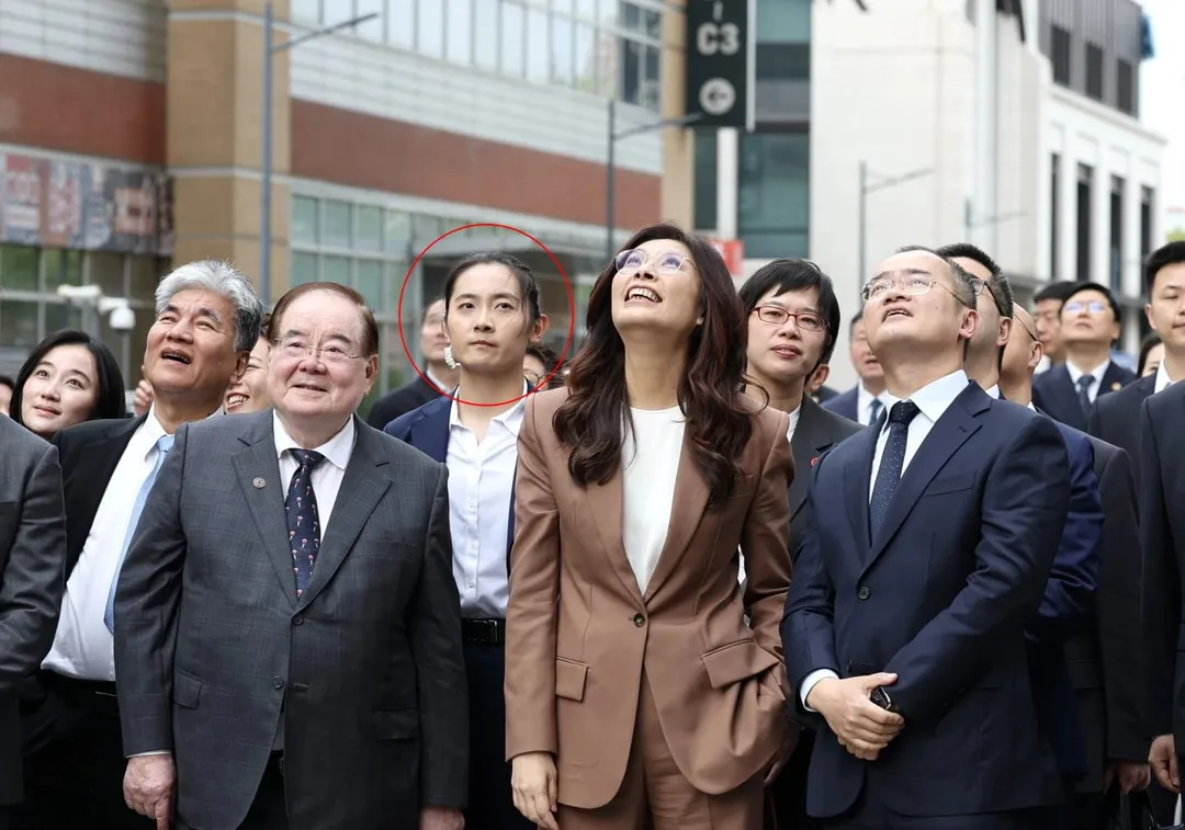 嚴月霞身形挺拔、眼神銳利意外成為媒體焦點。（資料照／新華社）