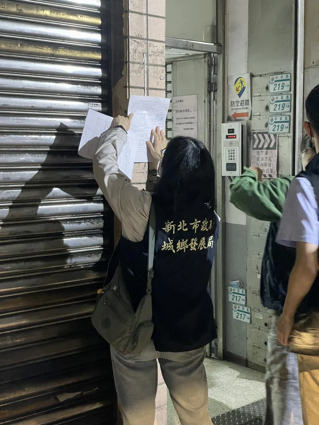 市府稽查人員張貼斷水斷電通知。（圖／新北市環保局提供）