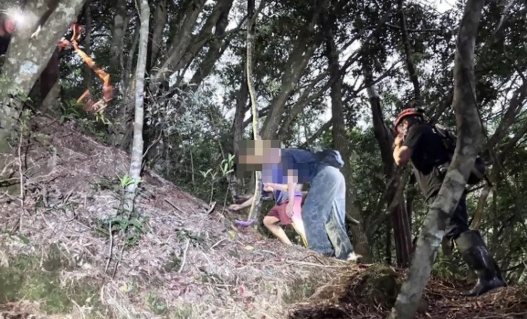 警消利用定位找到2名迷途登山客。（圖／翻攝畫面）