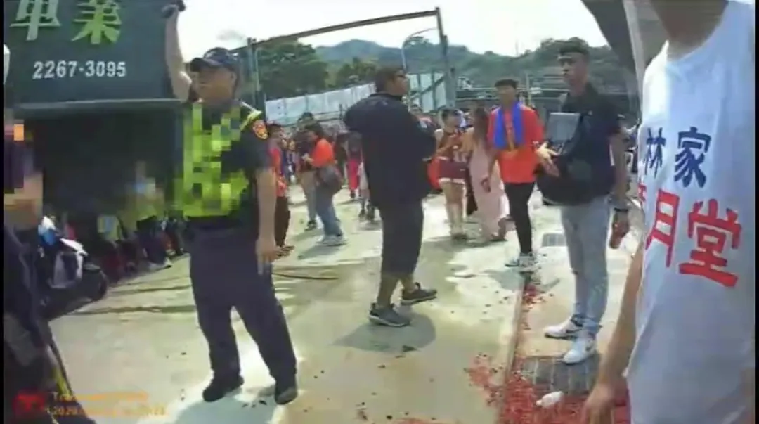 派出所所長對空鳴槍壓制場面。(圖/翻攝畫面)
