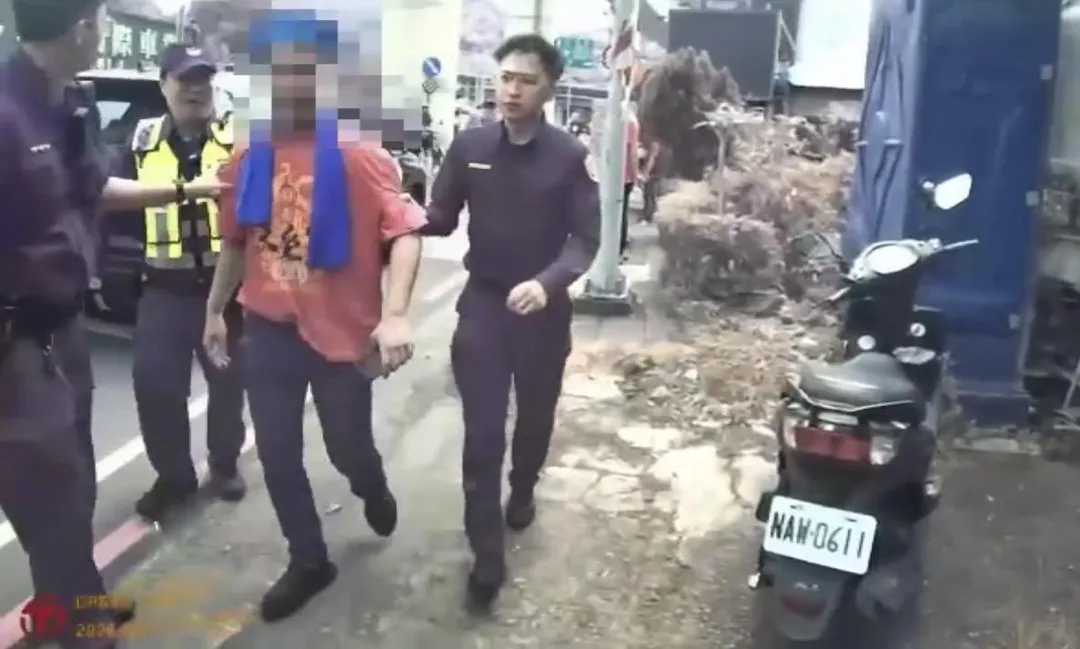警方將滋事人員逮捕帶回。(圖/翻攝畫面)