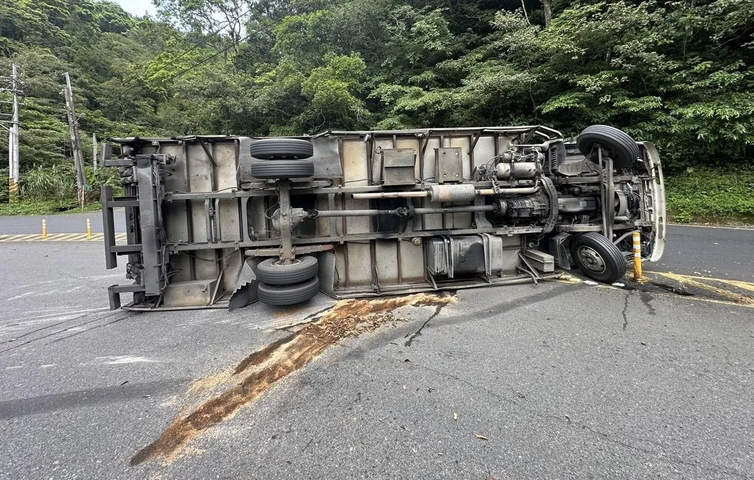 大貨車側躺路中影響交通。（圖／翻攝畫面）