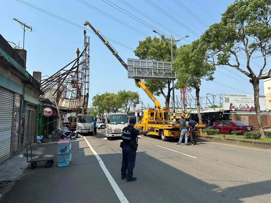 桃園市龍潭區中豐路於10日中午12時許，一塊大型廣告帆布突然墜落，直接砸中路邊停放的一輛汽車，所幸事發時無人在場，未造成任何人員傷亡。（圖／翻攝畫面）