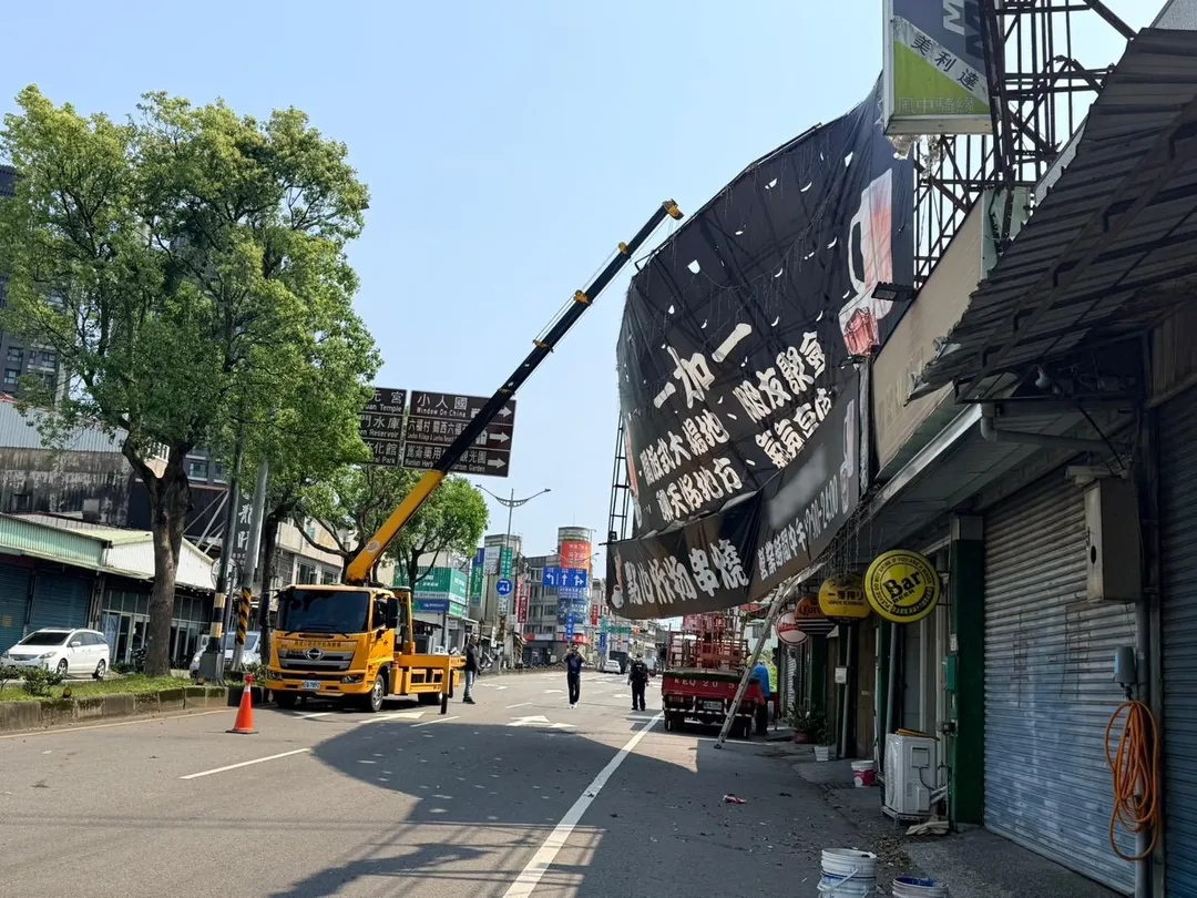 桃園市龍潭區中豐路於10日中午12時許，一塊大型廣告帆布突然墜落，直接砸中路邊停放的一輛汽車，所幸事發時無人在場，未造成任何人員傷亡。（圖／翻攝畫面）