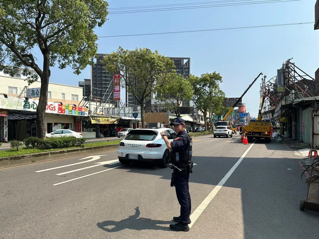 桃園市龍潭區中豐路於10日中午12時許，一塊大型廣告帆布突然墜落，直接砸中路邊停放的一輛汽車，所幸事發時無人在場，未造成任何人員傷亡。（圖／翻攝畫面）
