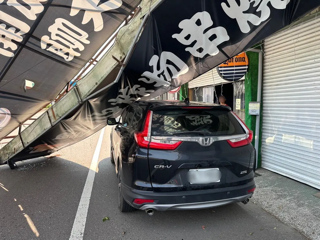 桃園市龍潭區中豐路於10日中午12時許，一塊大型廣告帆布突然墜落，直接砸中路邊停放的一輛汽車，所幸事發時無人在場，未造成任何人員傷亡。（圖／翻攝畫面）