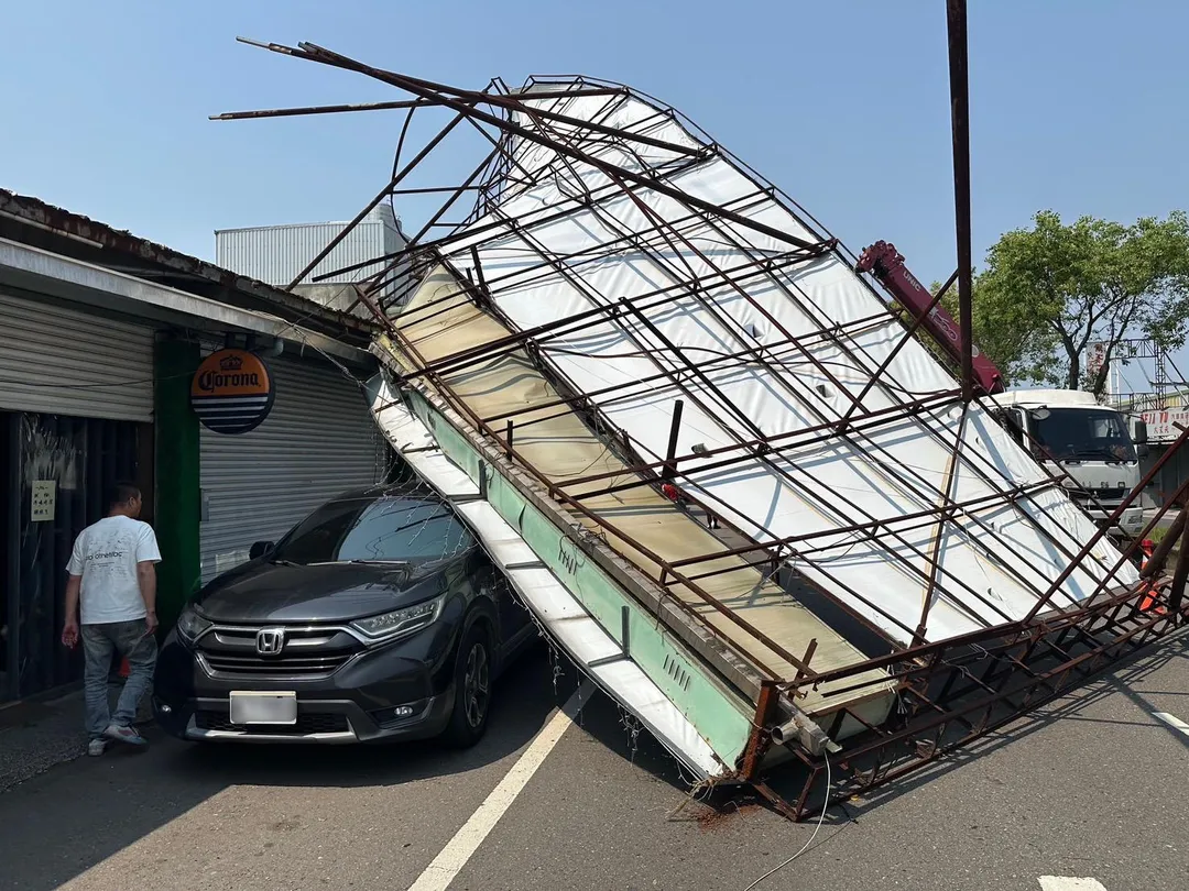 桃園市龍潭區中豐路於10日中午12時許，一塊大型廣告帆布突然墜落，直接砸中路邊停放的一輛汽車，所幸事發時無人在場，未造成任何人員傷亡。（圖／翻攝畫面）