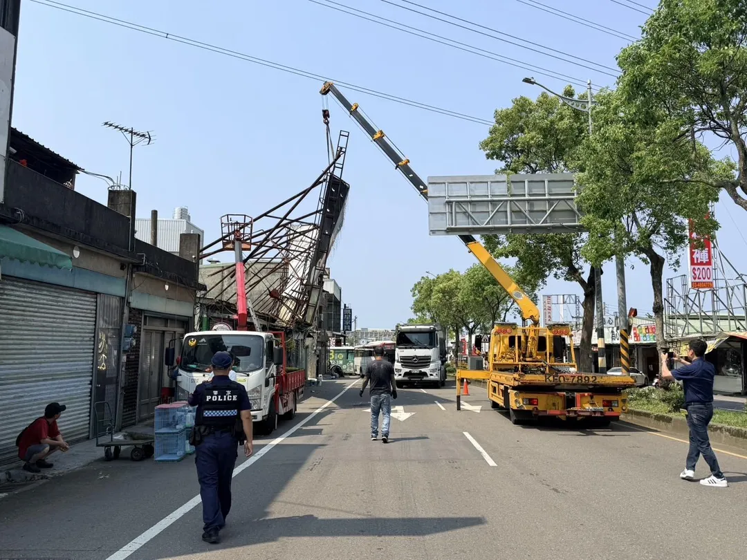 桃園市龍潭區中豐路於10日中午12時許，一塊大型廣告帆布突然墜落，直接砸中路邊停放的一輛汽車，所幸事發時無人在場，未造成任何人員傷亡。（圖／翻攝畫面）
