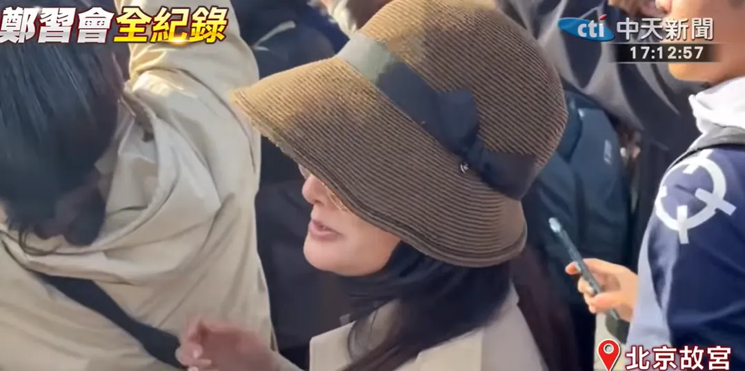 在故宮有民眾認出鄭麗文，並稱讚她「阿莎力」。（圖／中天新聞）