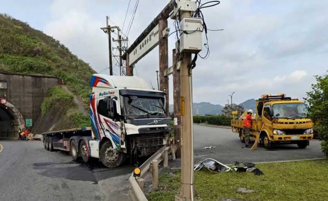台2線一輛曳引車自撞護欄。（圖／翻攝畫面）