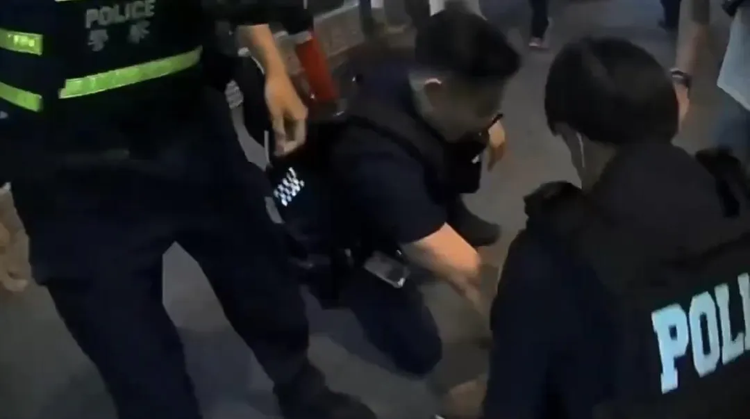 男子酒醉失控遭警方壓制管束。（圖／翻攝畫面）