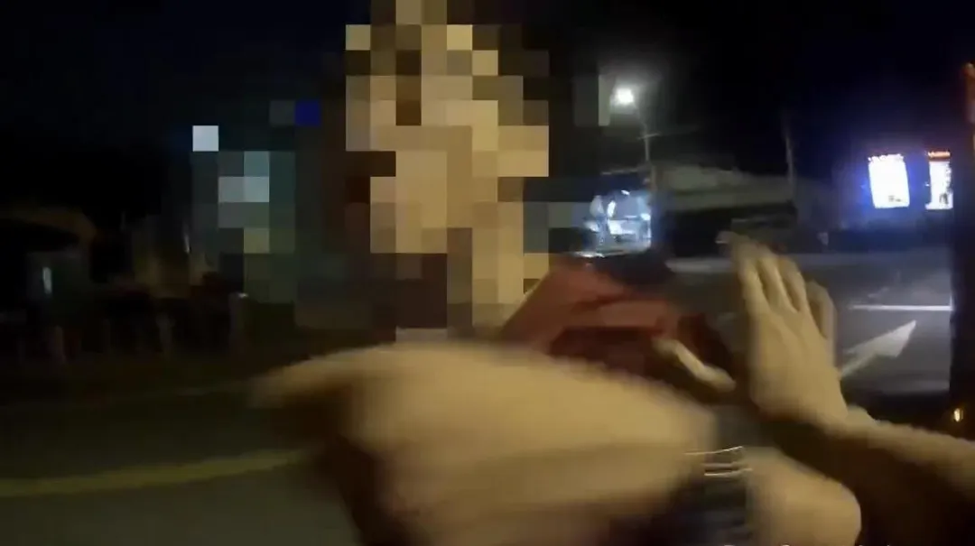 男子不爽車子被拖吊持利剪作勢攻擊警方。（圖／翻攝畫面）