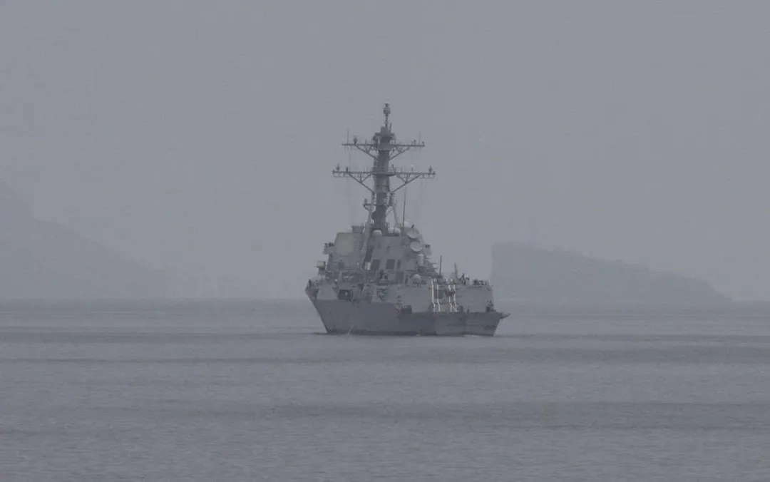 美軍艦進入荷莫茲海峽。（資料照／CENTCOM　X平台）
