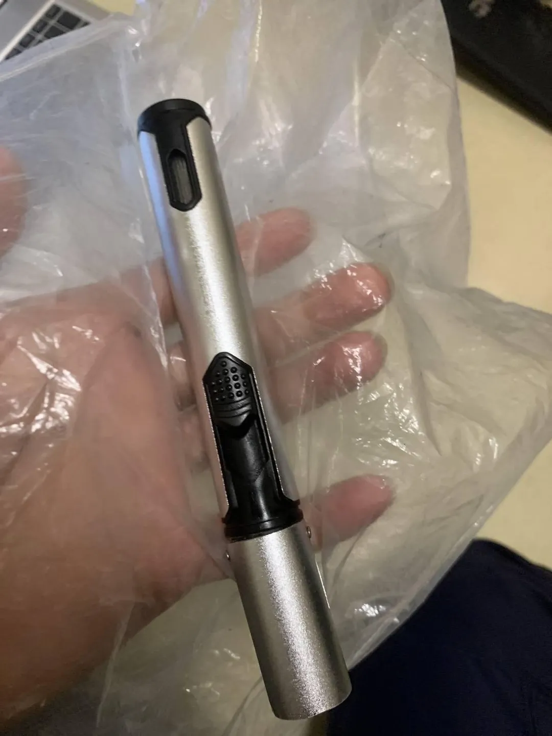 該男子持鋁製防風打火機在車廂內狂奔猛尻立柱。(圖/警方提供)