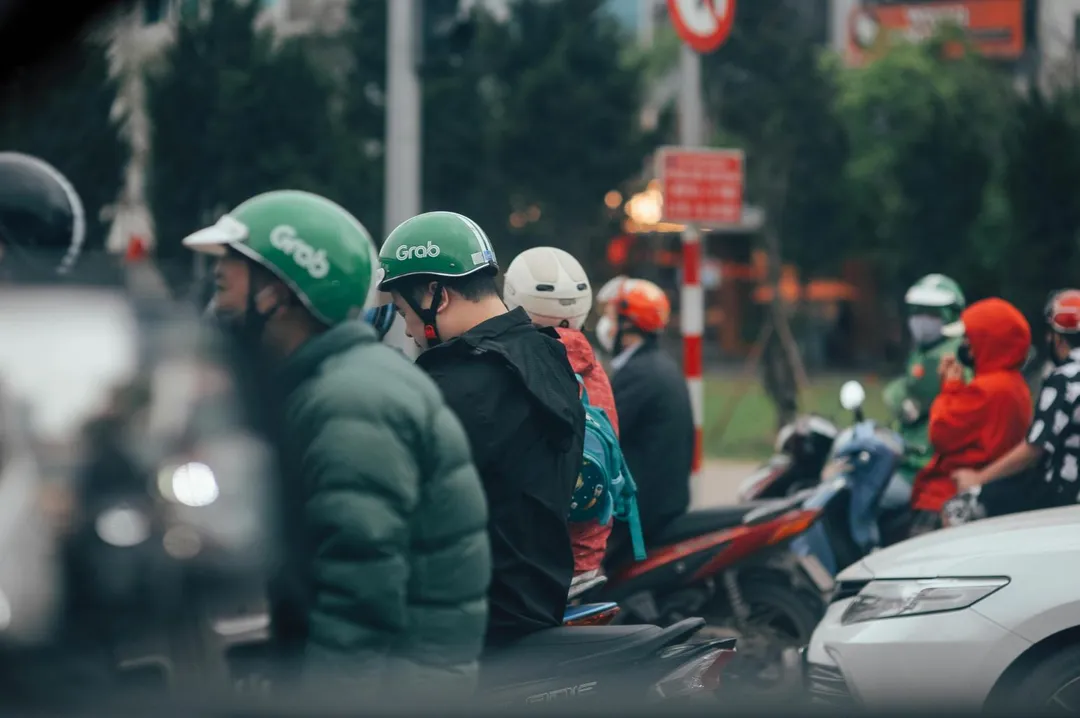 外送員長時間維持騎車姿勢，背部缺乏支撐極易造成肌肉疲勞。（示意圖／Pexels）