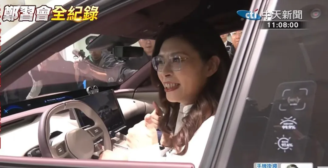國民黨主席鄭麗文率訪問團參訪小米汽車超級工廠，親自坐進駕駛座了解後，豎起大拇指喊讚。（中天新聞）