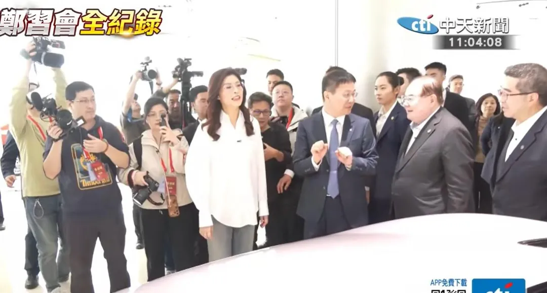 國民黨主席鄭麗文率訪問團參訪小米汽車超級工廠。（中天新聞）