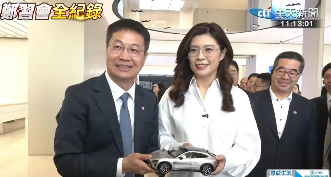 小米集團總裁盧偉冰（左）特別送上了一台汽車模型，作為小禮物給鄭麗文做紀念。（中天新聞）