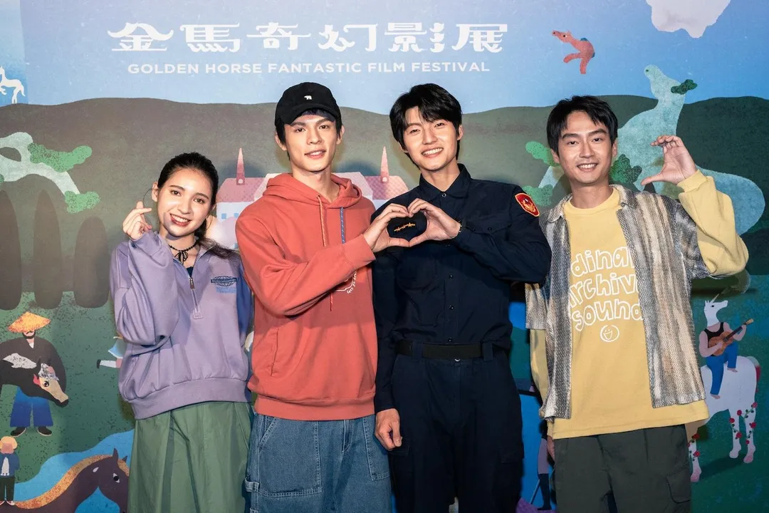邱以太（左2）與劉育仁（左3）在片中組CP，有不少親密動作。（圖／金馬執委會 提供）