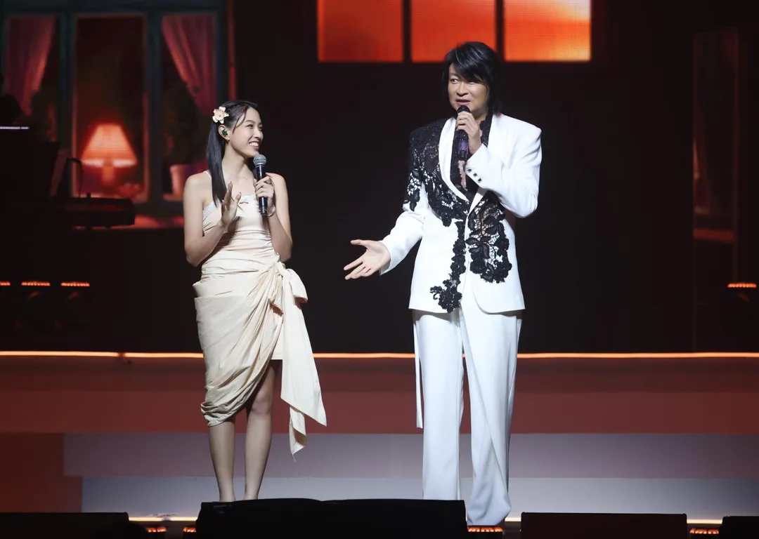 游鴻明（右）女兒游宇潼（左）也登台助陣，父女攜手合唱〈樓下那個女人〉。（圖／寬宏藝術 提供）