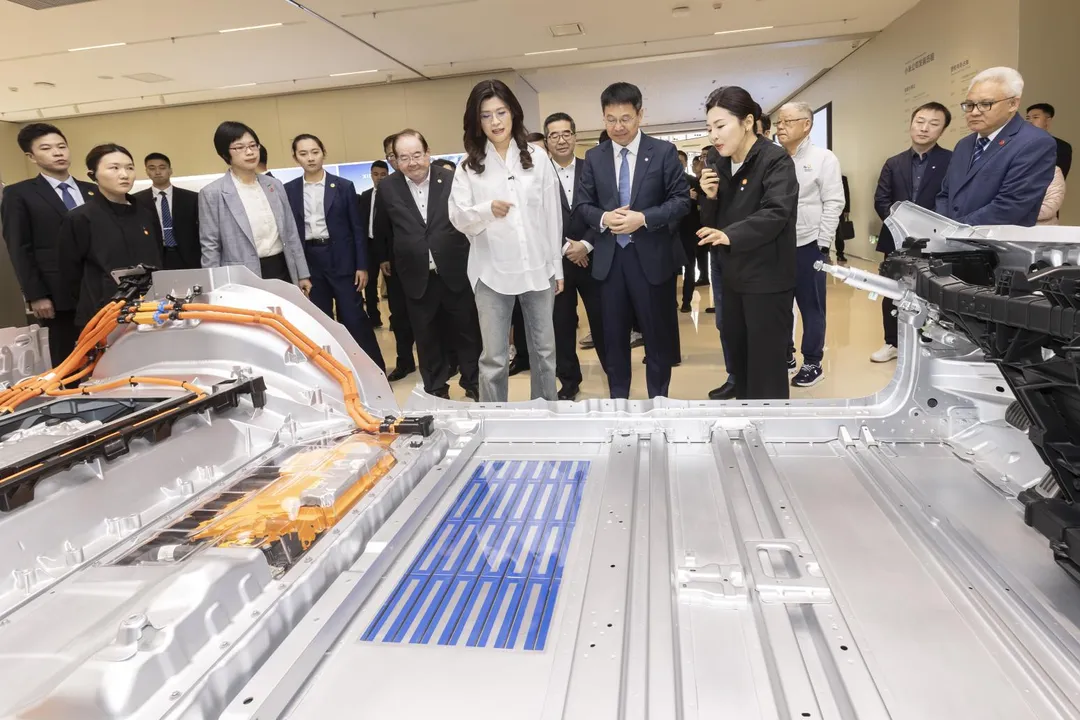 國民黨主席鄭麗文率訪問團參訪小米汽車超級工廠。（國民黨提供）